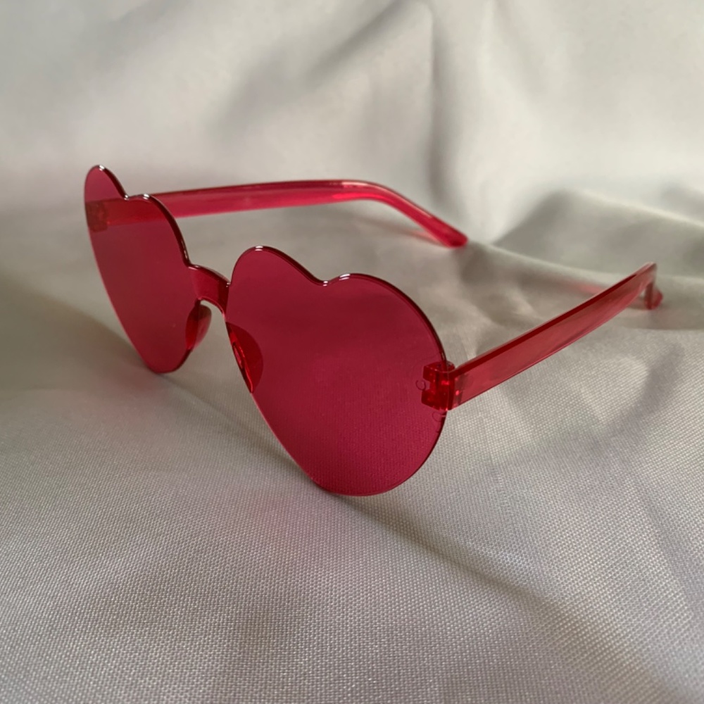 NWOT. Fun and Flirty Adult Heart Shaped Rimless Sunglasses! - Picture 2 of 3